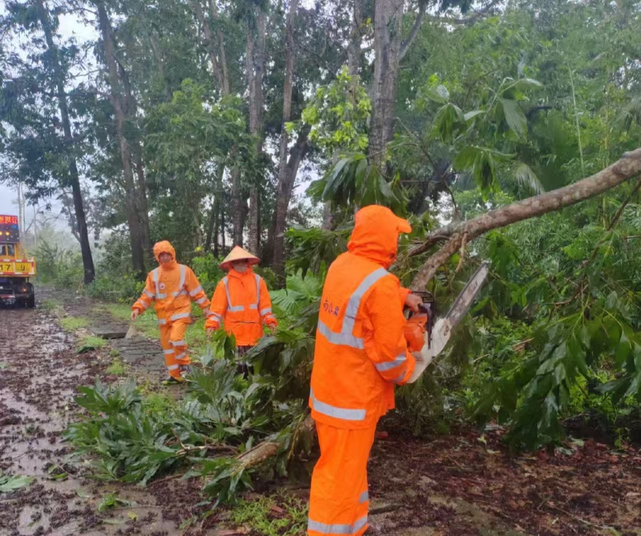 全力以赴当好铺路石，，，，，，众志成城保通保畅——高速养护人在风雨中的坚守与担当